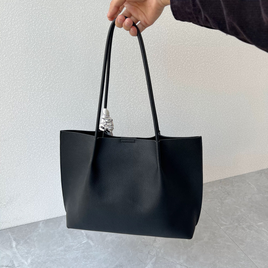 2429Leather messenger bag