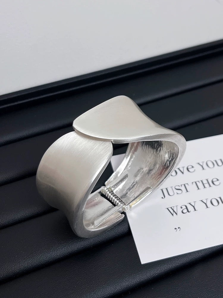 M242Women's high-end bracelet