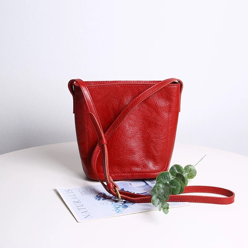 C016 Classic messenger bag