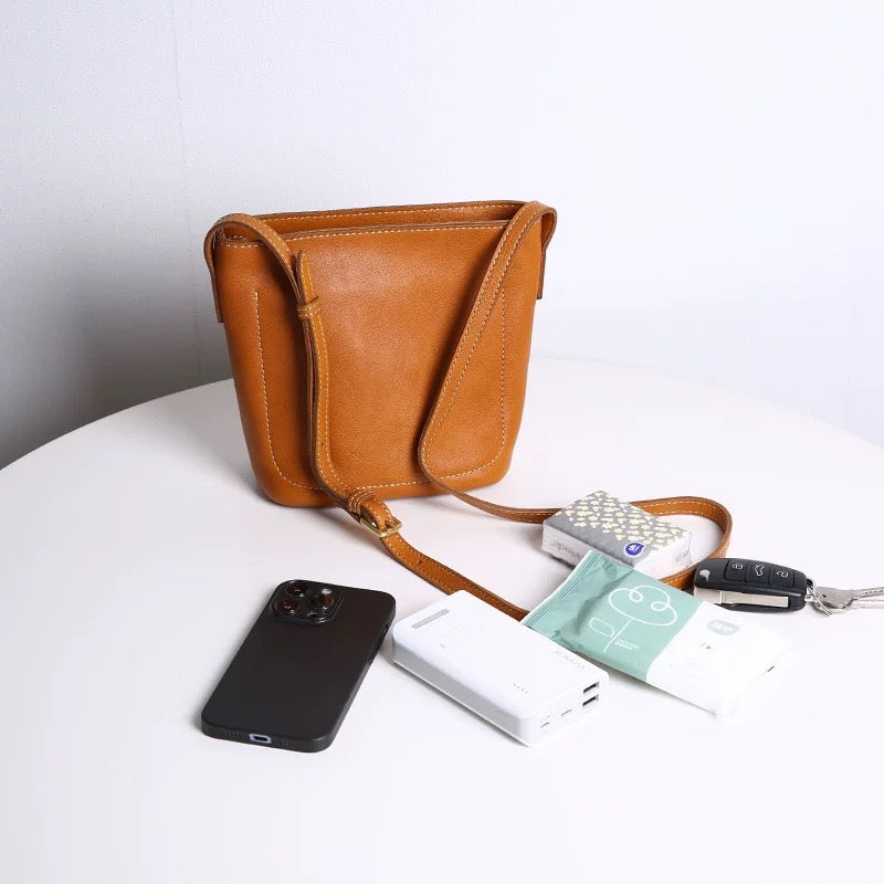 C016 Classic messenger bag