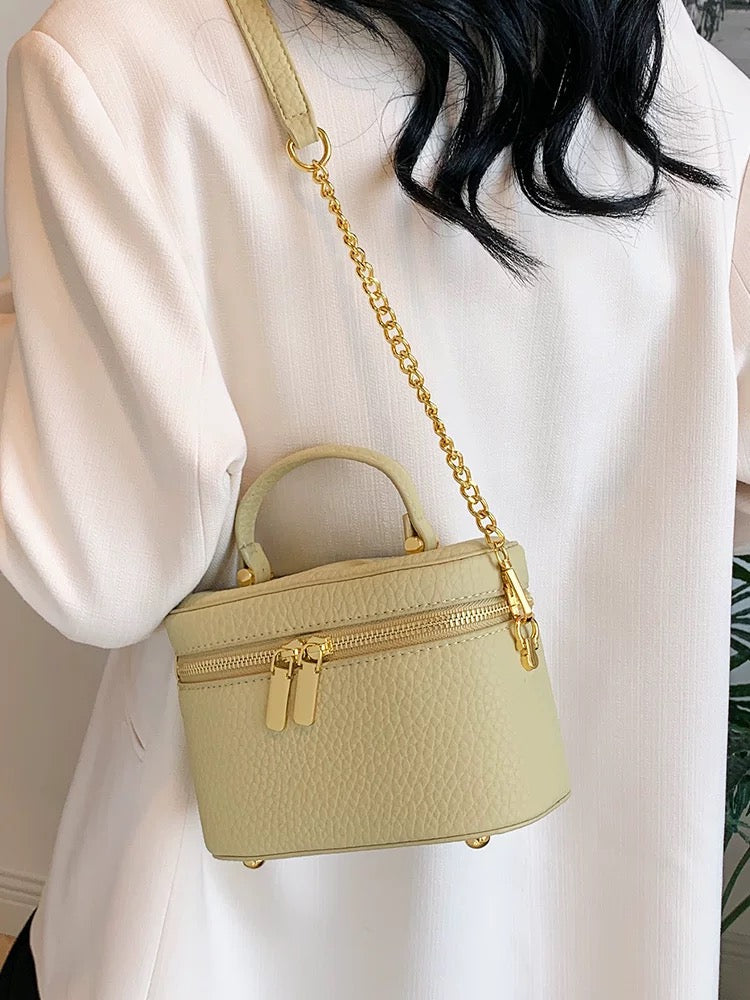 M096Classic messenger bag