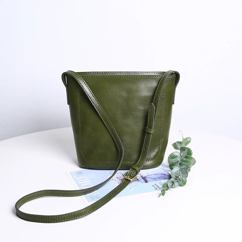 C016 Classic messenger bag