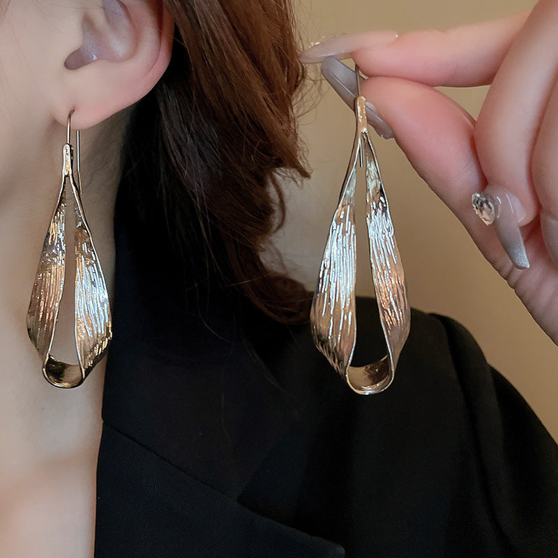 M320Exaggerated earrings