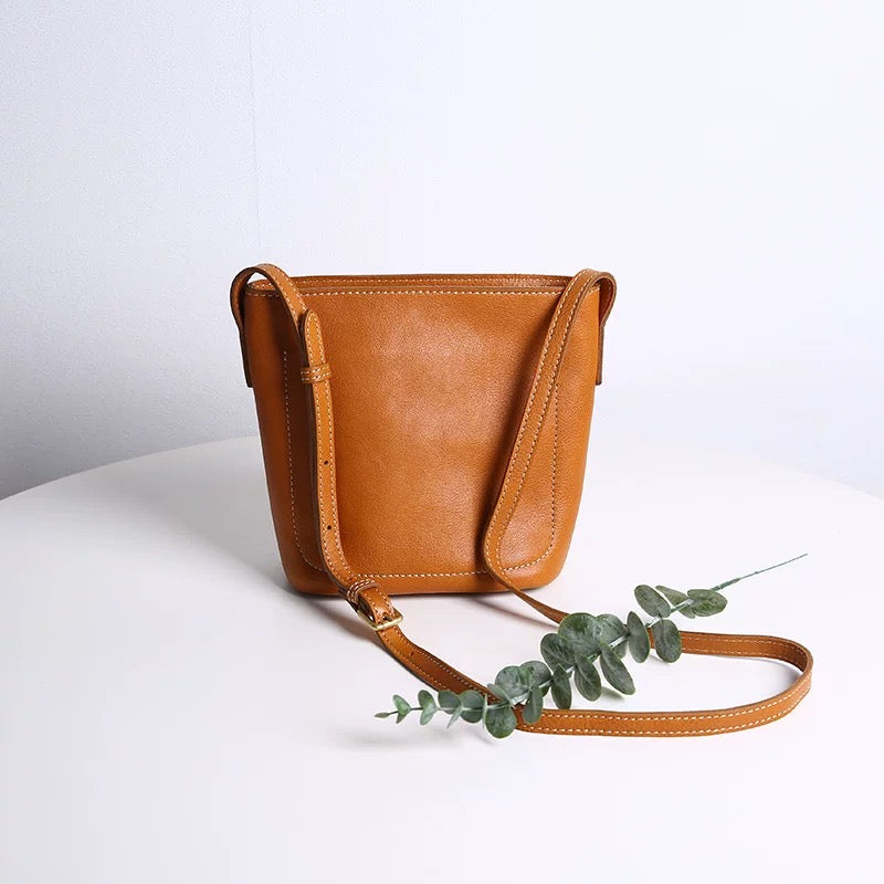 C016 Classic messenger bag