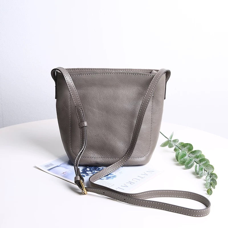C016 Classic messenger bag