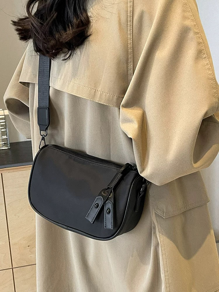 M067Fashion messenger bag