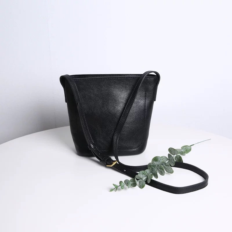 C016 Classic messenger bag