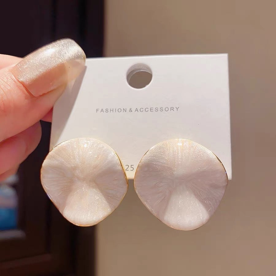 C033 Fashionable stud earrings