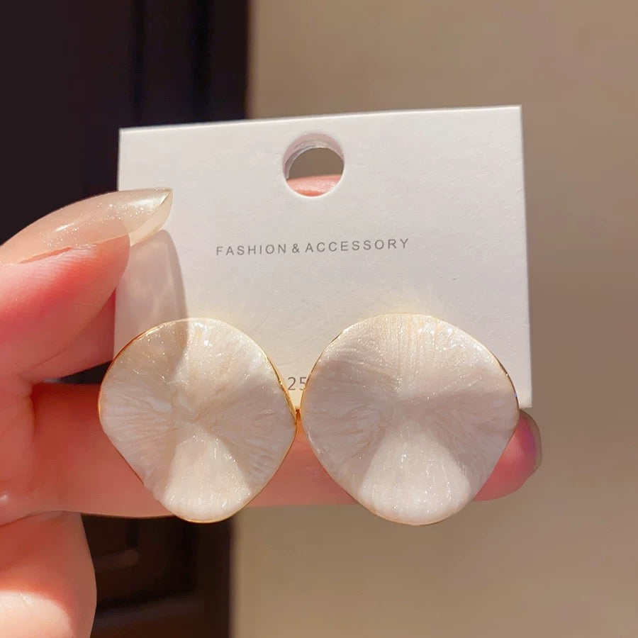 C033 Fashionable stud earrings