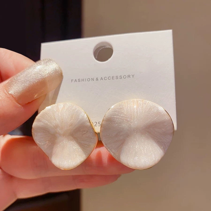 C033 Fashionable stud earrings