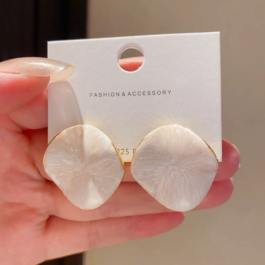 C033 Fashionable stud earrings